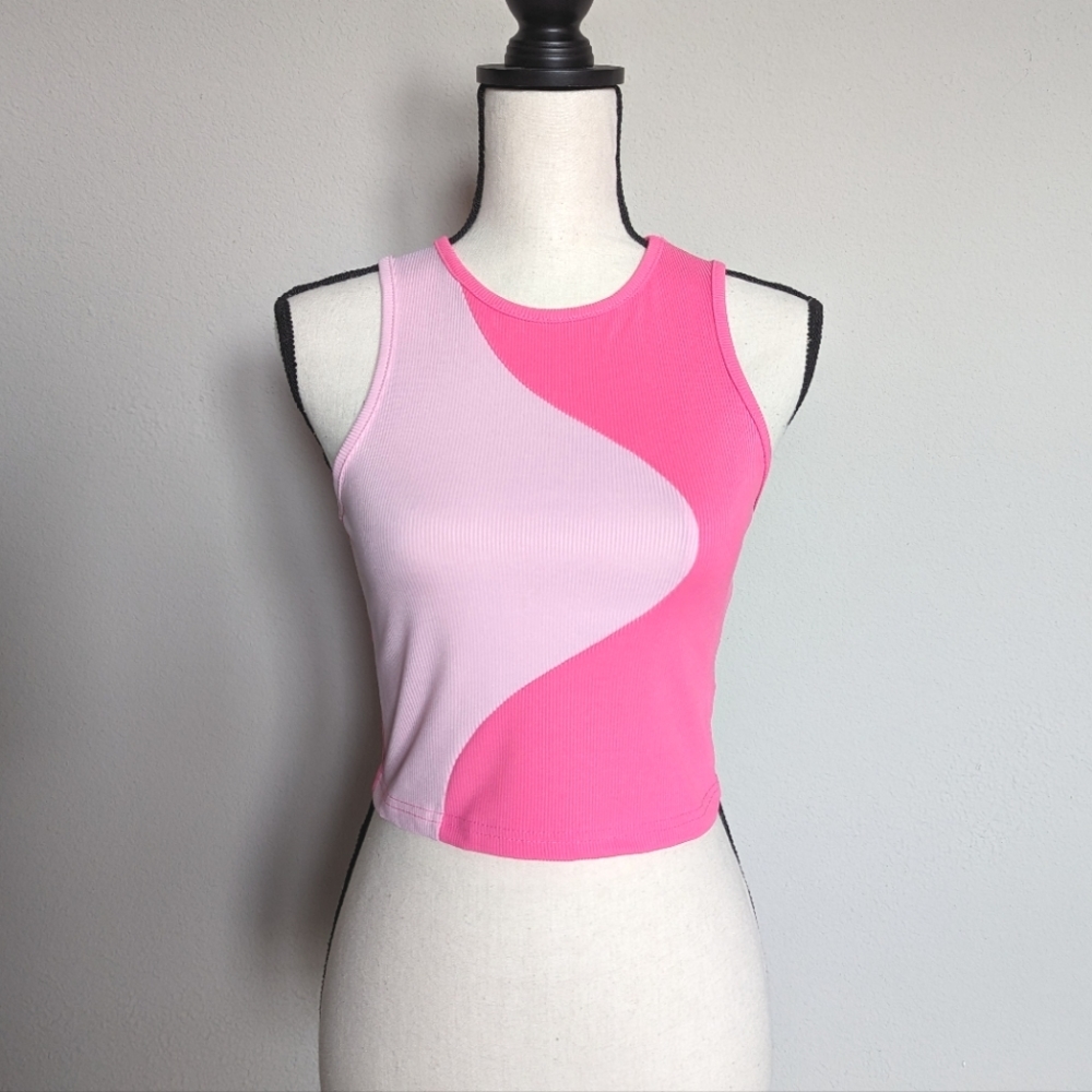 Light and bright pink abstract color block cropped ribbed tank top size L